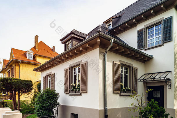 典型的法国<strong>住宅</strong>在斯特拉斯堡<strong>住宅</strong>区，开花春天，开花和园艺。
