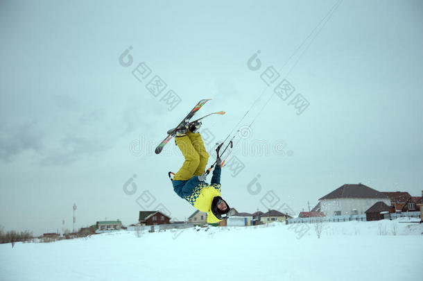 极限自由式滑雪跳跃与年轻人在冬季。 滑雪。