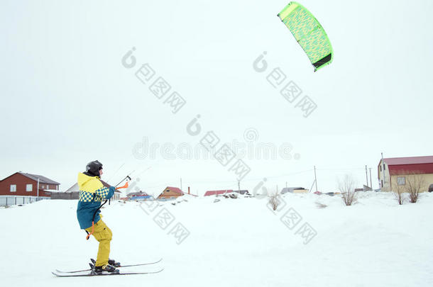 极限自由式滑雪跳跃与年轻人在冬季。 滑雪。