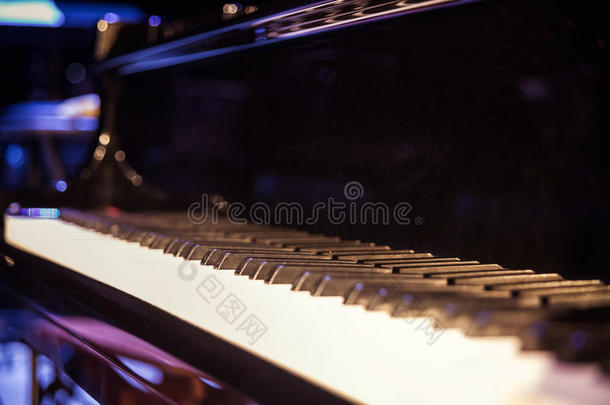 <strong>古典</strong>钢琴，<strong>古典</strong>音乐会，白色和黑色钢琴键。舞台上的大钢琴。欧洲场景，音乐会