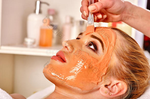 胶原蛋白面膜。 面部皮肤治疗。 接受整容手术的女人。