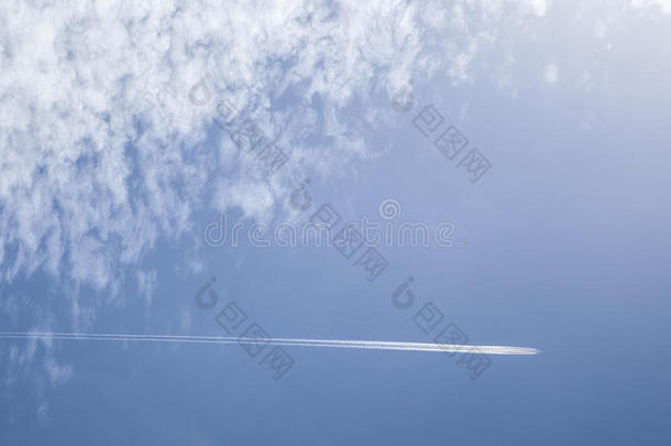 白色的大飞机，四个引擎在蓝色的多云天空上