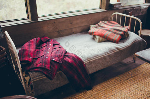古董铁床，乡村小屋，格子大衣