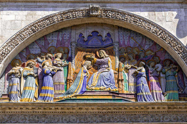 图卢兹圣母玛利亚雕塑的冠冕