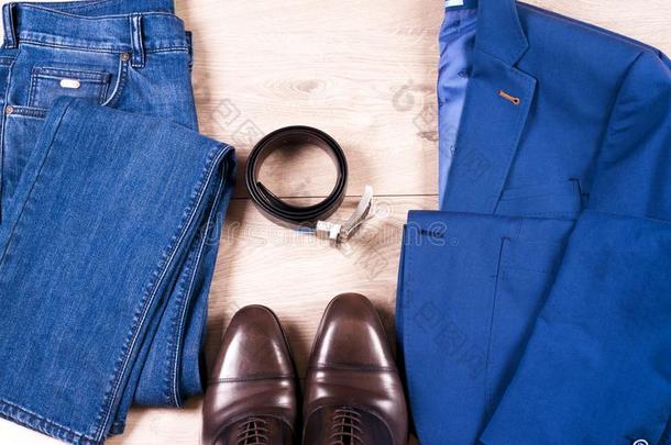 放置关于典型的心衣服-蓝色一套外衣,衬衫,棕色的鞋子,是