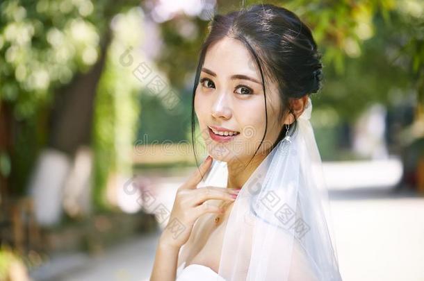 户外的肖像关于幸福的亚洲人<strong>新娘</strong>