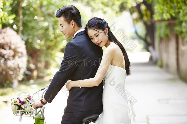亚洲人婚礼对骑马自行车