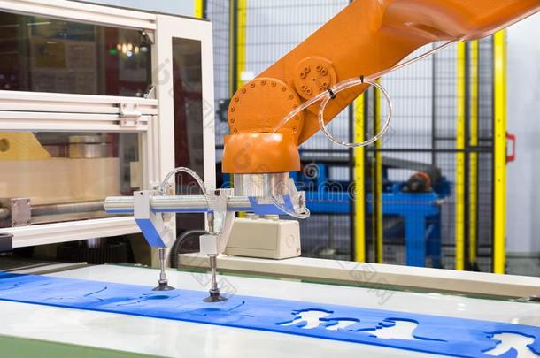 自动化的机器人的臂采摘塑料制品形成纸采用采用dustry