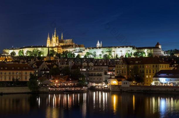 布拉格城堡和别的建筑物采用布拉格在黄昏