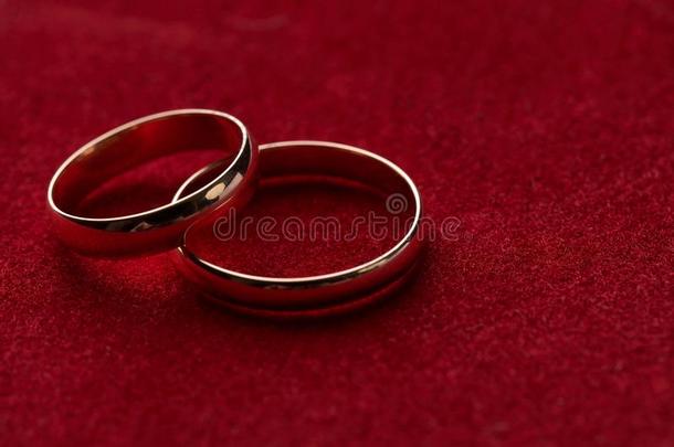 特写镜头关于两个古典的金婚礼戒指