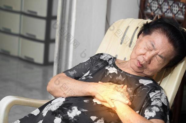 上了年纪的亚洲人女人一次向一ch一ir一t活的房间和he一rt