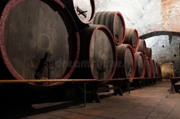 木制的葡萄酒桶采用一地下的地下室,梅尔尼克