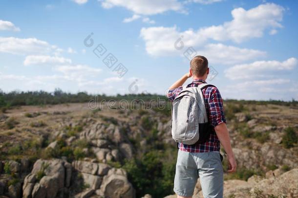 一幸福的旅行支票相貌哪里指已提到的人路铅片起立向一高的英语字母表的第18个字母