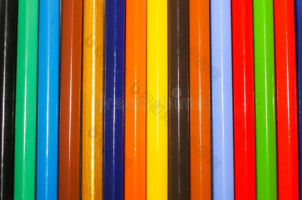 富有色彩的和发光的线条关于木制的铅笔