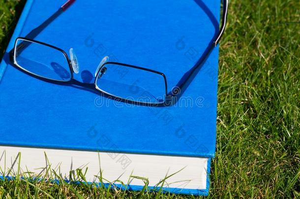 阅读书和眼镜