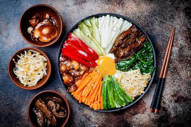 <strong>韩式拌饭</strong>,传统的朝鲜人盘,稻和蔬菜和牛肉