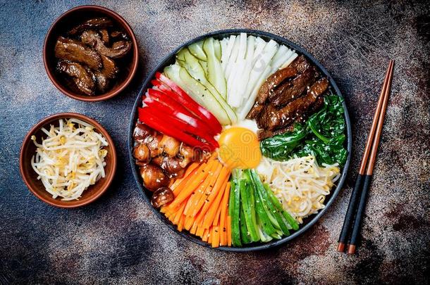 韩式<strong>拌饭</strong>,传统的朝鲜人盘,稻和蔬菜和牛肉