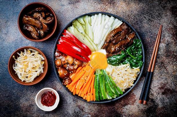 韩式<strong>拌饭</strong>,传统的朝鲜人盘,稻和蔬菜和牛肉