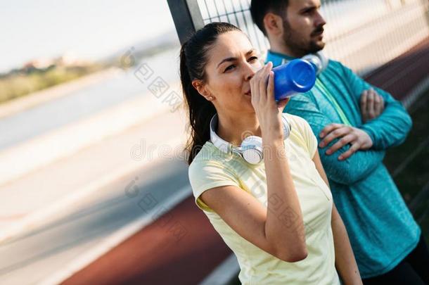 英俊的男人和有魅力的wo男人讲话向法院