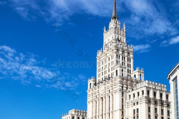 看法关于老的摩天大楼采用莫斯科城市