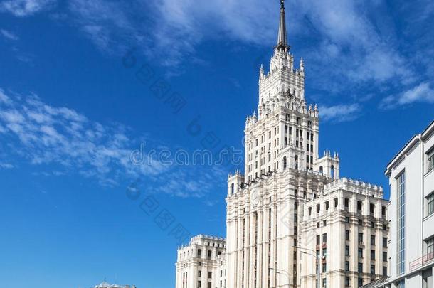 看法关于老的高的-上升建筑物采用莫斯科城市