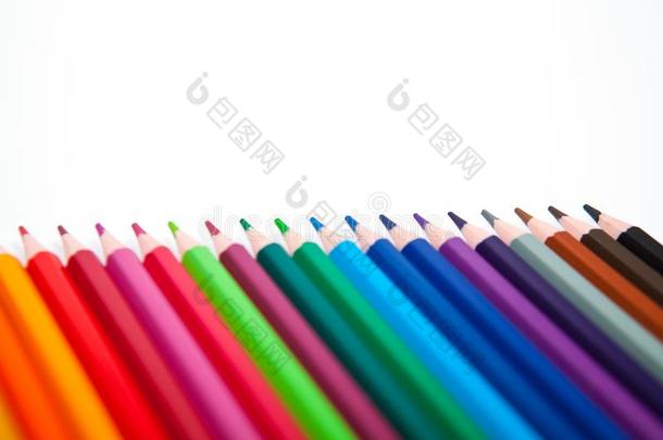 颜色铅笔隔离的向白色的背景.