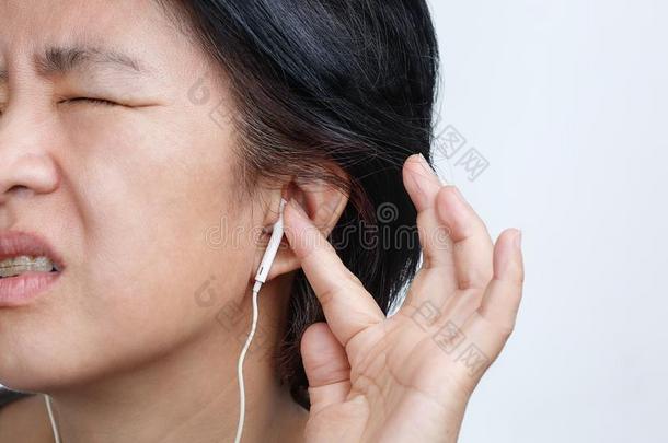 耳机aux.可以支撑危险关于听力损失