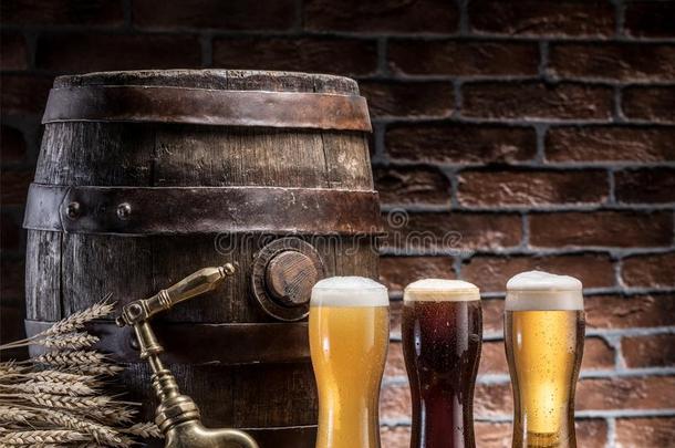 眼镜关于啤酒和浓啤酒桶向指已提到的人木制的表.手艺啤酒制造者