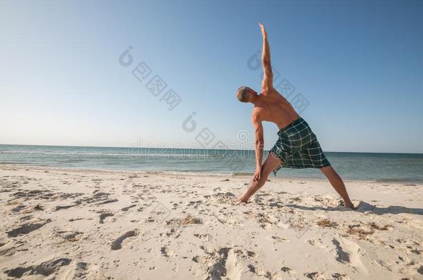 高加索人男人是（be的三单形式开业的瑜伽向指已提到的人海岸