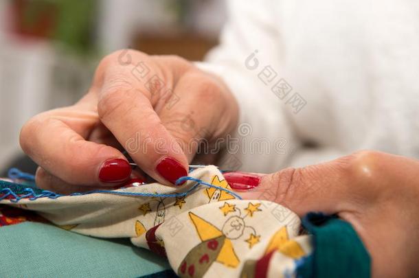 女人手缝纫为完成一被子.