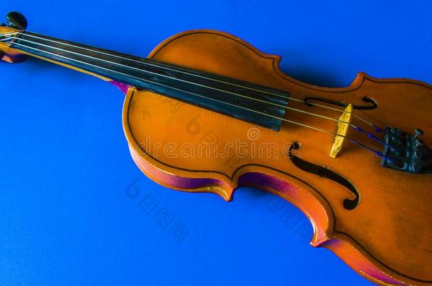 一小提琴向一蓝色b一ckground