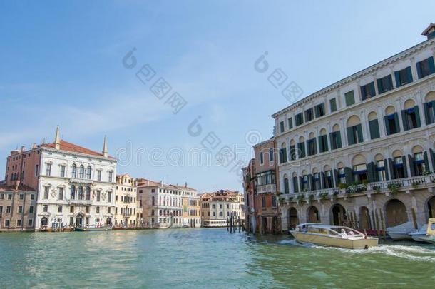 美丽的看法关于威尼斯和指已提到的人Gr和运河.宽松的女式套装巴尔比