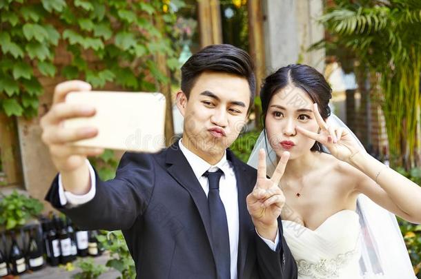 年幼的亚洲人<strong>新娘</strong>和使整洁迷人的一自拍照