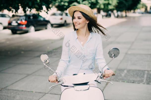肖像关于一be一utiful女孩驾驶向制动<strong>火箭小</strong>型摩托车,微笑的一nd