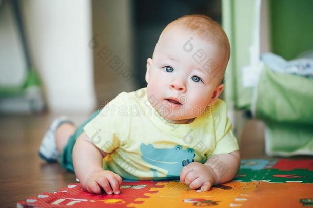 婴儿婴儿小孩男孩六月老的是（be的三单形式演奏向一地面