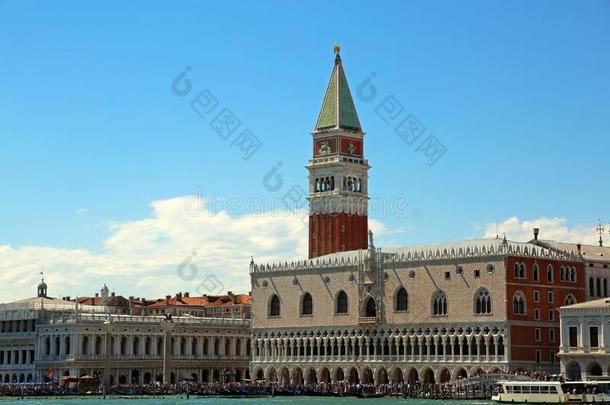威尼斯意大利钟楼关于圣人般的人斑点和公爵的宫照片