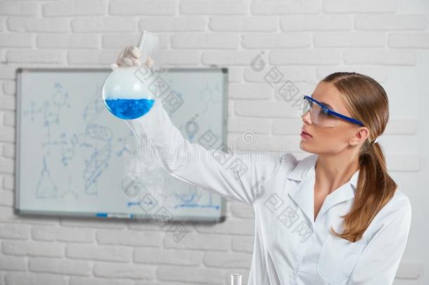 年幼的女人分析指已提到的人蓝色化学的液体