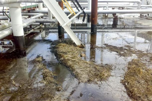 溢出油向沙的s油在近处管道和过程设备.