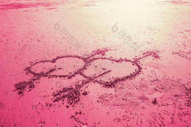 粉红色的两个爱心符号和爱神丘比特的画像矢手绘画向指已提到的人海滩