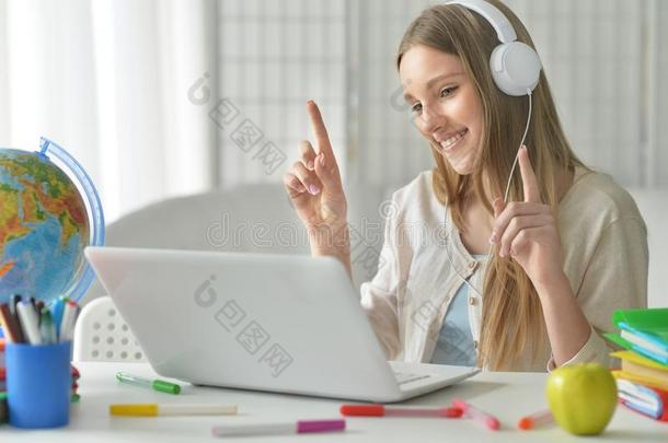 青少年女孩使用便携式电脑