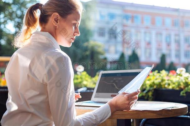 可爱的女商人学习资料向一打印出来的资料采用c一fe