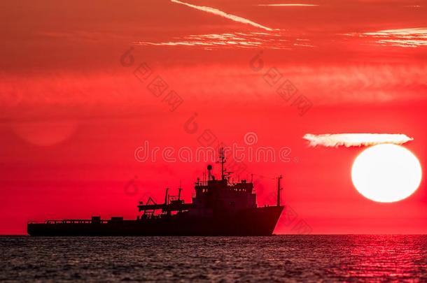 旅行目的.红色的黎明在海.捕鱼拖网渔船bo在剪影