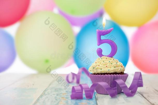 生日纸杯蛋糕为num.第五生日和气球