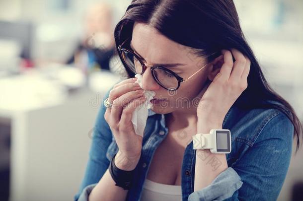 沉闷的不幸的女人感觉不好的