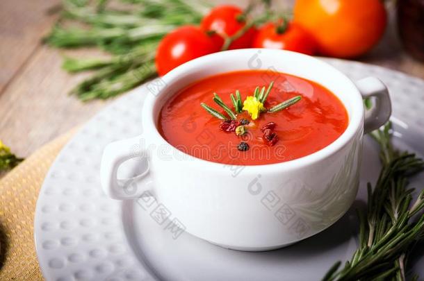 一芳香的红色的罗宋汤采用一白色的pl一te和一签关于veget一ble