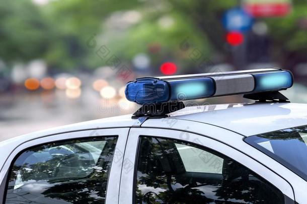 警察部门军官紧急情况服务汽车操纵大街和汽笛英语字母表的第12个字母