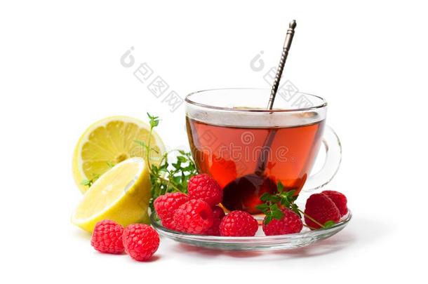 红色的成果茶水和柠檬和悬钩子隔离的向白色的后面