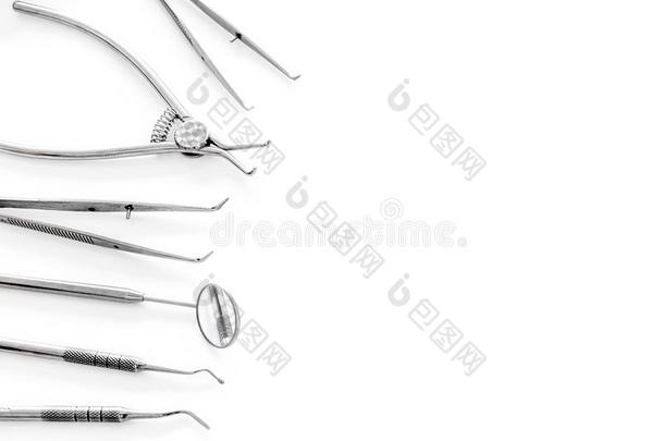 放置关于牙科医生工具包括圆形的镜子向白色的backg圆形的
