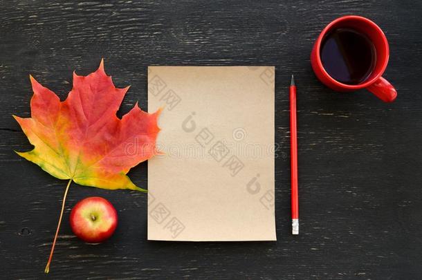 秋枫树叶子,苹果,杯子关于茶水,纸为文本和铅笔