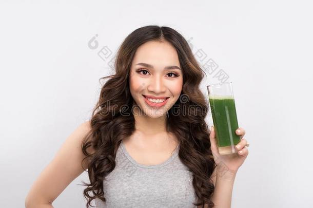 幸福的女运动家展映健康的成果和蔬菜喝.